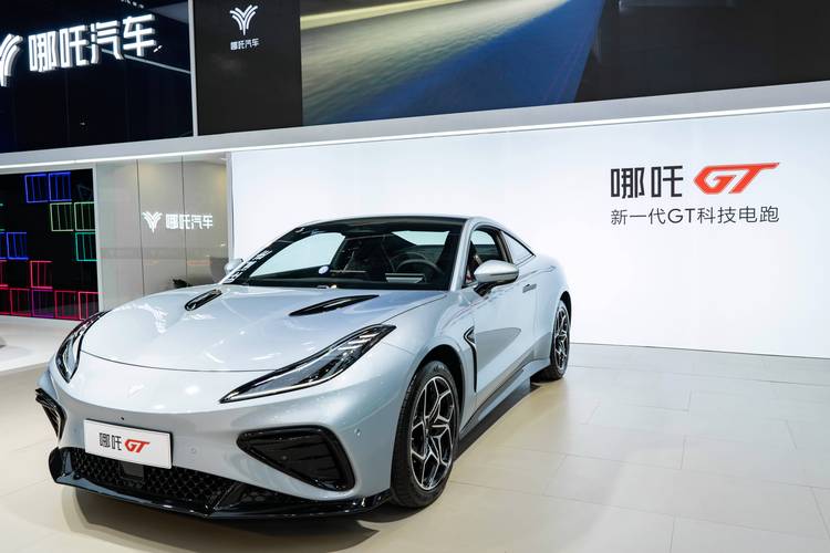 东莞247哪吒汽车在智能汽车领域的表现，领途汽车在新能源汽车市场中的影响力